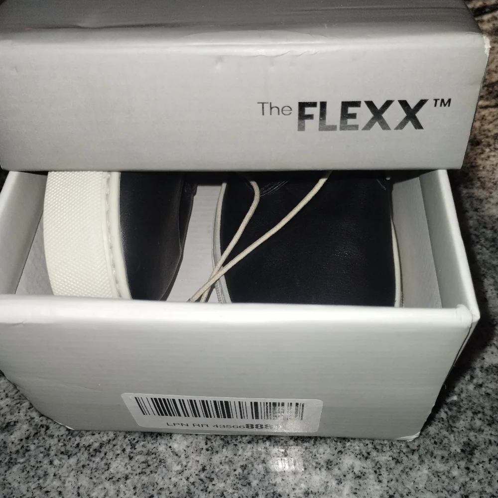 The Flexx NWT leather lace up sneaker size 8, black white laces